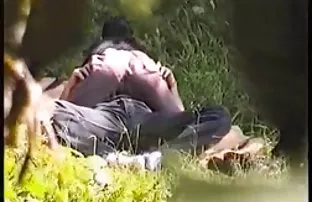 XXX ஒரு வெள்ளை தொட்டியின் மேல் மற்றும் உள்ளாடைகளில் லூனா ஸ்டார் குளிக்கிறது