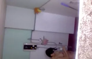 XXX கருப்பு ஸ்லட் ஒரு வெள்ளை மனிதனின் முன்னால் அவள் கால்களை விரித்தாள்