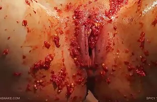 XXX பனை மரங்களுக்கிடையில் மூன்று நிர்வாண பெண்கள்