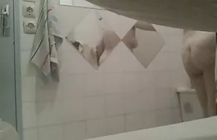 XXX குறுகிய வெட்டு பெல்லா பெல்ஸ் ஒரு கழுதை பச்சை குத்தப்பட்டது