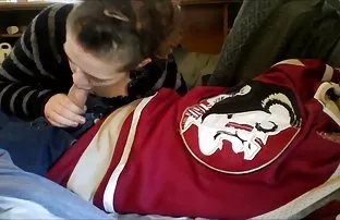 XXX கவர்ச்சியான மெல்லிய கிட்டி கழுதை கொடுக்கிறது