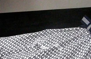 XXX க்ரோட்சில் ஒரு துளையுடன் கருப்பு டைட்ஸில் லாஸ்