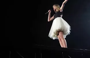 XXX சிறுமியை திருப்திப்படுத்தியது