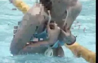 XXX கருப்பு ஹேர்டு இளம் பெண் ஒரு சோலாரியத்தில் சூரிய ஒளியில்