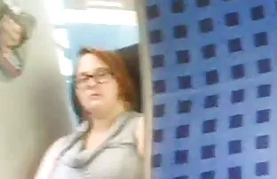 XXX லீனா தனது மண்டாவுடன் தெருவில் பிரகாசிக்கிறாள்