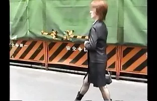 XXX தோழர்களே ஒரு உற்சாகமான இளம் பெண்ணை ஆறுதல்படுத்தினர்