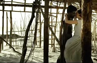 XXX அவர் ஒரு ஓட்டுமீனுடன் குனிந்து, ஒரு க்ரீம்பி இறுதிப்போட்டியுடன் விரைவாக கிழித்தார்