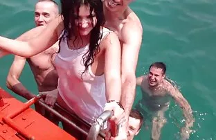 XXX ஒரு டிக் மீது அமர்ந்திருக்கும் புண்டையுடன் நடுங்குகிறது