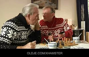 XXX நீண்ட ஹேர்டு கோக்லுஷ்கா லீனா ரீஃப் தனது காதலனின் நீண்ட டிக் மீது வளைந்தாள்