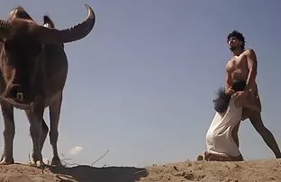 XXX தனக்கு அறிமுகமில்லாத ஒரு பையனுடன் நாஸ்தியா படுக்கையில் இருக்கிறாள்