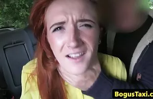 XXX அவர் குஞ்சுகளை வார்ப்பிற்கு கொண்டு வந்து, அவளுக்கு பணத்தை கொடுத்து, அவளது புண்டையை கேமரா முன் குத்தினார்