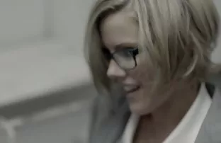 XXX இந்த புகைபிடிக்கும் பெண் தனது கால்களைத் துடைத்து தனியா செய்ய விரும்புகிறாள்