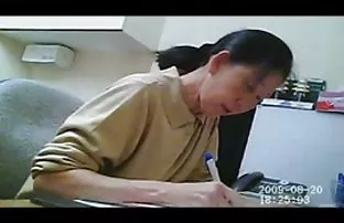 XXX மசூஸ் ஒட்டும் லேபியாவுக்கு இடையில் ஒரு நாக்கை அறிமுகப்படுத்தினார்