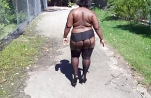 XXX வெடித்த பெண் மற்றும் அவளுடன் படகோட்டி