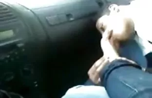 XXX பையன் நேர்த்தியாக வளைந்து ஒரு பெண்ணை பங்குகளில் தள்ளி, அவளை நிறுத்தத்திற்கு தோராயமாக சுத்தி