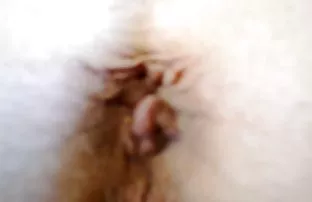 XXX கூரையில் போஸ் கொடுக்கும் நிர்வாணப் பெண்