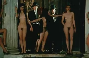 XXX ஆண்கள் கூட்டத்துடன் மஞ்சள் நிற மற்றும் அழகி