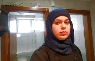 XXX பையன் ஒரு கொழுத்த பெண்ணைப் படிக்கட்டுகளில் ஏறுகிறான்