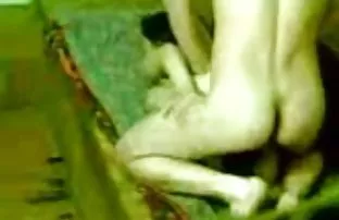 XXX மெல்லிய பெண் தனது திறந்த வாயால் கழிப்பறையை மாற்றினார்