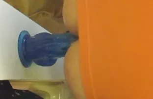 XXX குதிரைவாலியை வெளியே இழுத்து, அடுப்புக்கு அருகில் ஒரு பிட்ச் மீது குனிந்தது