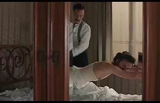 XXX மருத்துவர் தனது அலுவலகத்தில் ஒரு இளம் செவிலியரை மேசையிலும் படுக்கையிலும் வைத்துக் கொள்கிறார்