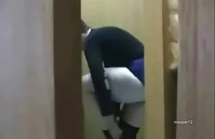 XXX ஆணுறையில் நீண்ட பச்சை வெள்ளரிக்காயுடன் அரட்டையில் ஆசிய