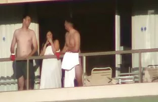 XXX ஒரு பொன்னிறத்துடன் பிரவுன் ஹேர்டு அழகாகவும் மகிழ்ச்சியாகவும் இருந்தது