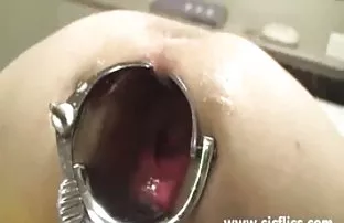 XXX தம்பதியர் ஒருவருக்கொருவர் ஆடைகளை அவிழ்த்துவிட்டு, புணர ஆரம்பித்தனர்