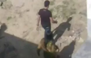 XXX நடிப்பில் அழகு இரண்டு மனிதர்களால் அகற்றப்பட்டது